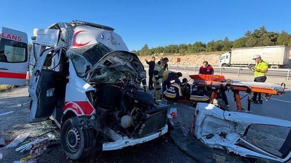 Ambulans, TIR'a arkadan çarptı; hasta öldü, 3 personel yaralı