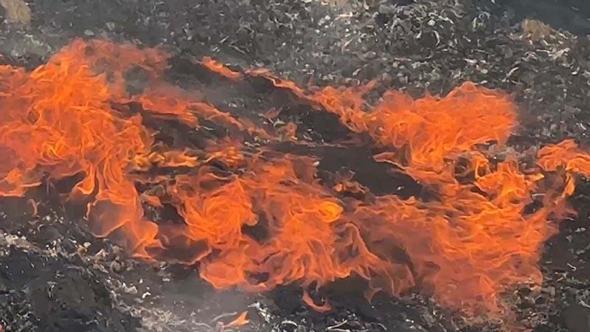 Edremit'te çöplükte çıkan yangın, tarım arazilerine sıçradı