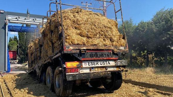 TIR'ın römorkunda çıkan yangın mahallede endişe yarattı: 50 ev tahliye edildi