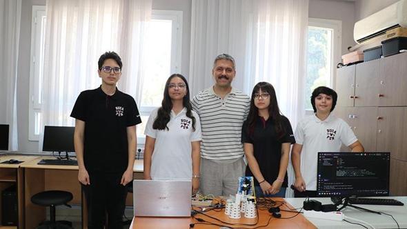 Lise öğrencileri, atık elektronik eşyalardan akıllı mikroskop üretti