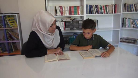 Öğretmenlerinin desteğiyle aştıkları kekemelik sorununun ardından okula yeniden bağlandılar