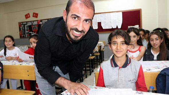 3 yıl okulun tek öğrencisiydi; nakil sonrası 32 arkadaşıyla karne heyecanı yaşadı