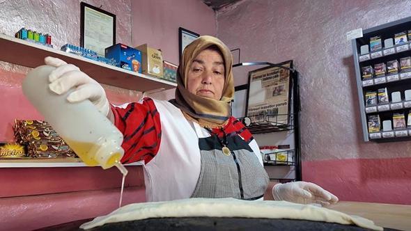 Gözleme pişirip satarak 5 çocuğunu büyüttü
