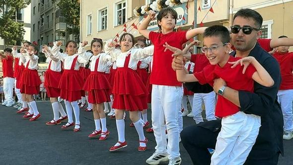 Avcılar’da karne töreninde serebral palsili öğrenci öğretmeninin desteğiyle dans eden arkadaşlarına eşlik etti