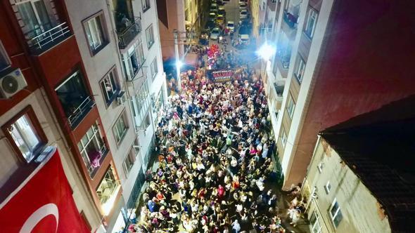 Tekirdağ’da şalvar gecesine yoğun ilgi; katılımcılar sokağa sığmadı