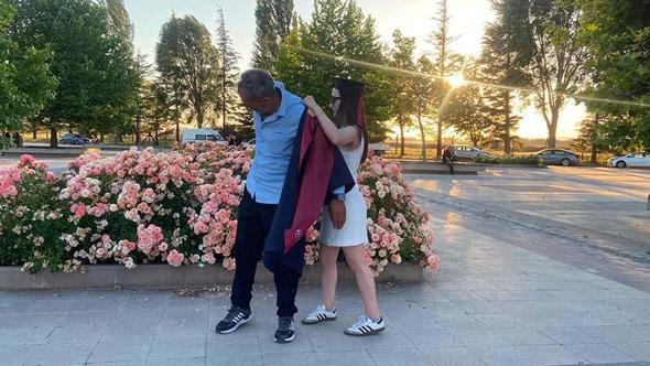 Eczacılık fakültesini bitirdi, cübbe ve kepini babasına giydirdi