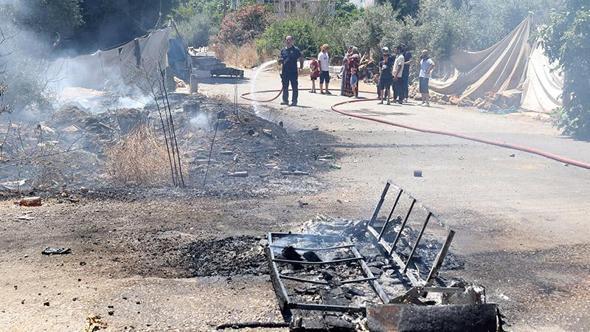 Hurda demiri için ateşe verilen çekyattan sıçrayan yangın evleri tehdit etti