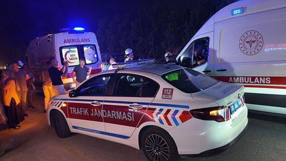 Düğün salonu önünde araçta sıkışan yaralılar kurtarılmaya çalışırken eğlence devam etti