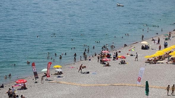 Antalya’da hava sıcaklığı 38 derece oldu, sahillerde yoğunluk yaşandı
