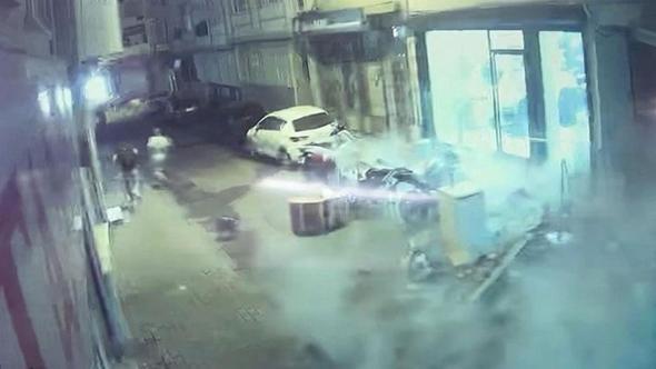 Fatih’te 4 katlı binadan beton parçalarının düştüğü anlar kamerada