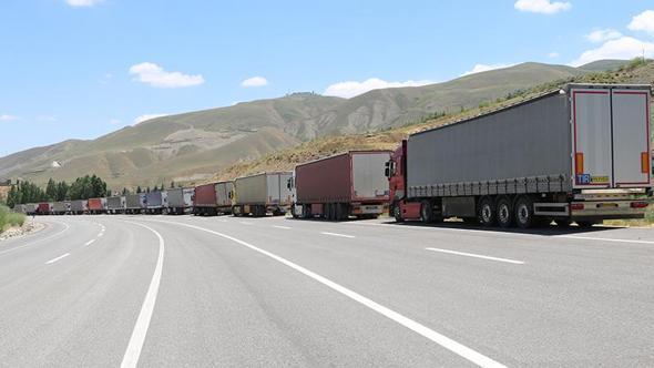 Türkiye-İran sınırında 12 kilometrelik TIR kuyruğu