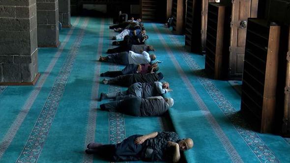 Diyarbakır'da 40 derece sıcaktan bunalanlar camilerde uyudu