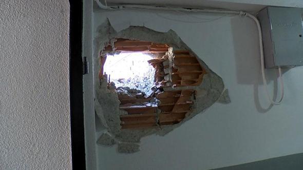 Gaziosmanpaşa'da yıkım sırasında bitişikteki iki apartmanın duvarlarında hasar oluştu; baba ve çocuğunun üzerine molozlar düştü