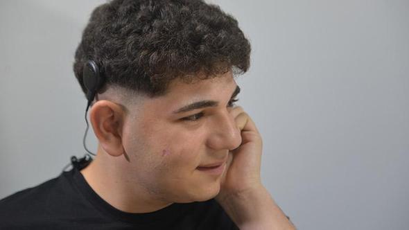 İşitme kaybı yaşayan liseli Muhammet'in biyonik kulakla duyma sevinci