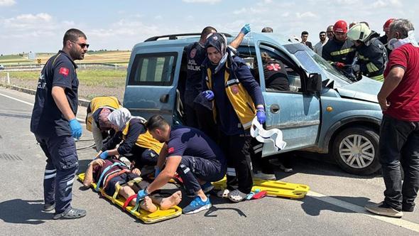 Otomobil ile hafif ticari araç çarpıştı: 1'i ağır 5 yaralı