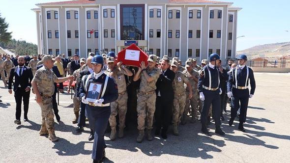 Kalp krizi geçirip hayatını kaybeden Uzman Çavuş Topaloğlu, son yolculuğuna uğurlandı