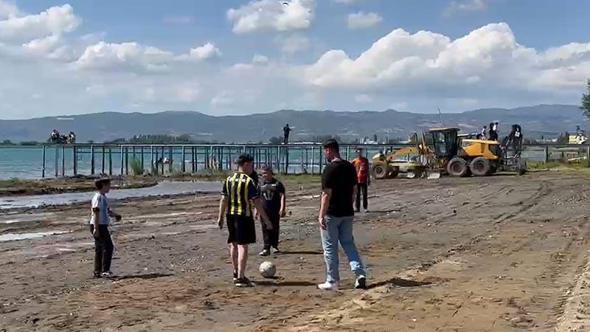 İznik Gölü’nde iskelenin karada kaldığı alan, çocuklara futbol sahası oldu