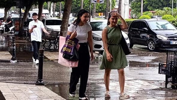 Adana'da yaz yağmuru hazırlıksız yakaladı