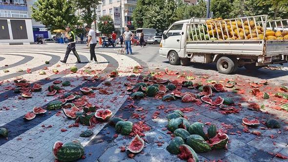 Satışına izin verilmediğini öne sürdüğü karpuzları belediye önünde parçaladı