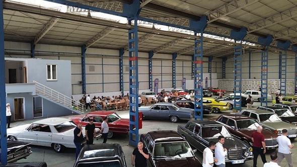 Klasik otomobiller fabrika hangarında sergilendi