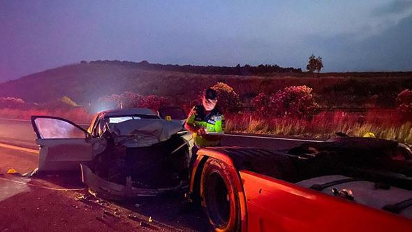 Otoyolda emniyet şeridinde duran TIR'a otomobil çarptı: 2 ölü
