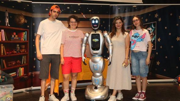 Yapay zeka destekli robot, çocuk tiyatrosunda sahneye çıktı