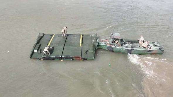 Mehmetçikten Fırat nehri üzerine 240 metrelik yüzer köprü