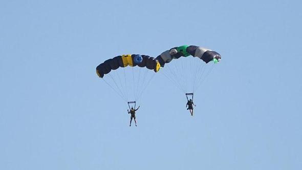 Erzincan'da sporcuların wingsuit e base jump atlayışı nefes kesti