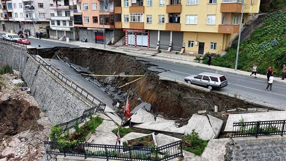 Rize'de yurt inşaatının kazısında istinat duvarı ve yol çöktü: 3 bina tahliye edildi