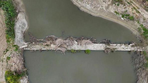 Tarihi Taşköprü, üzerinde yakılan ateş nedeniyle zarar gördü