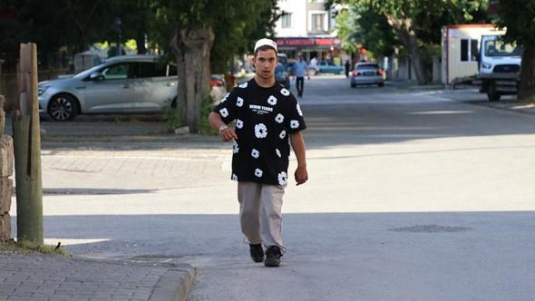 Serebral palsili Mahmut, her gün 1,5 kilometre mesafedeki camiye gidip geliyor