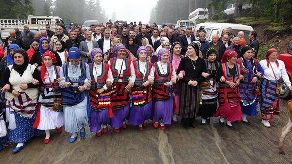 Trabzon'da süslü hayvanlar ve yöresel kıyafetlerle geleneksel yayla göçü