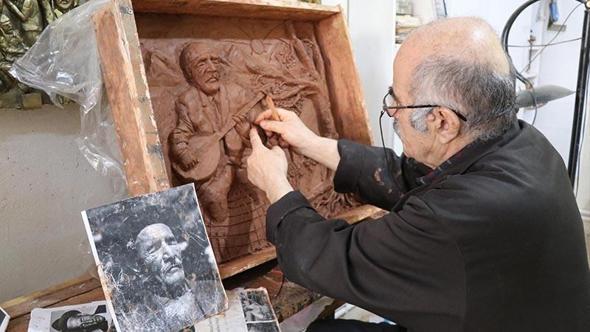 Emekli resim öğretmeninden topluma mesaj veren rölyefler
