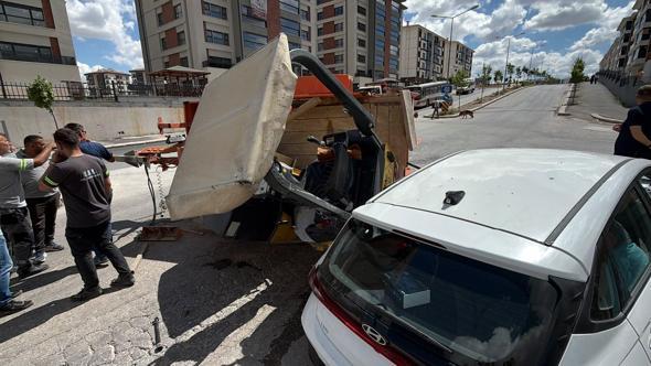 Kamyondan kopan 2,7 tonluk silindir yüklü römork, sürücü kursu aracına çarptı; 2 yaralı