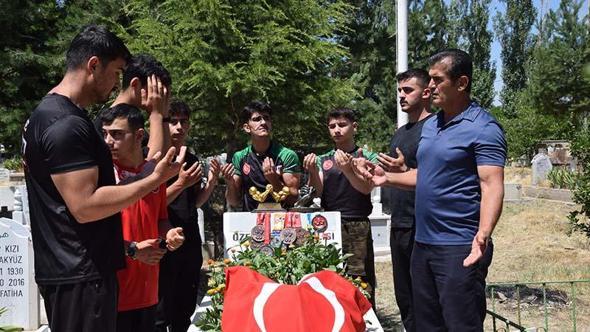 Şampiyon sporcular, şehit polis memurunun mezarına madalyalarını bırakıp, dua etti