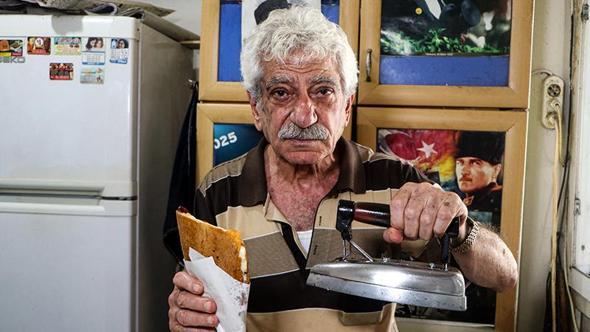 15 metrekarelik dükkanında, 50 yıldır aynı ütüyle 'ütü tostu' yapıyor