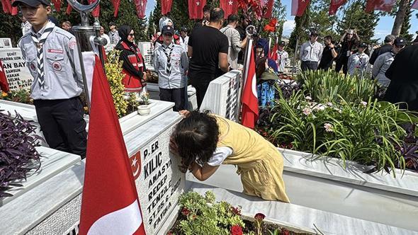 Hiç görmediği şehit dayısının mezar taşındaki fotoğrafını öptü