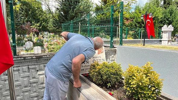 Şehit polis memuru oğlunun mezar taşını öpüp, dua etti