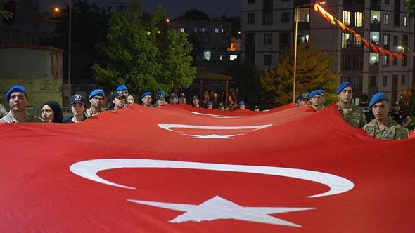 Şırnak’ta 107 metrelik Türk bayrağıyla 15 Temmuz yürüyüşü