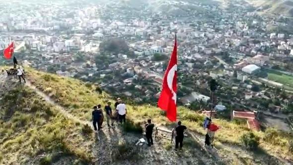 1600 rakımlı Stare Dağı’na tırmanıp, yıpranan bayrağı yenisiyle değiştirdiler