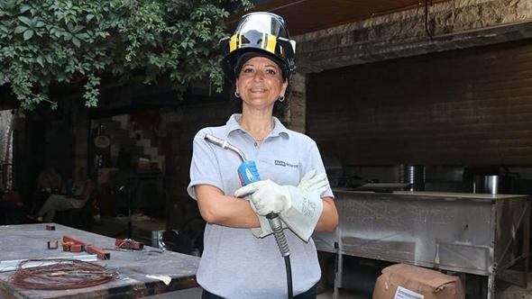 Takım elbise ve topuklu ayakkabıyla ayrıldığı tersaneye kaynakçı üniformasıyla döndü