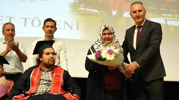 Annesinin tekerlekli sandalyeyle okula getirip götürdüğü Abdulsamet, üniversiteyi dereceyle bitirdi