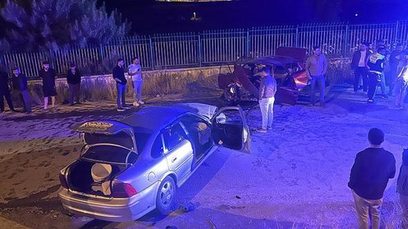 Sivas'ta iki otomobil çarpıştı: 6 yaralı