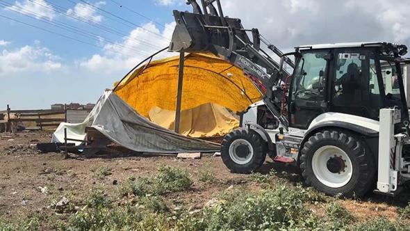 Avcılar'da kaçak ahır kümes ve barakalar belediye ekipleri tarafından yıkıldı