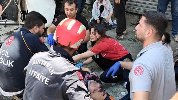 Hafif ticari araç, elektrik direğine çarptı: 9 yaralı