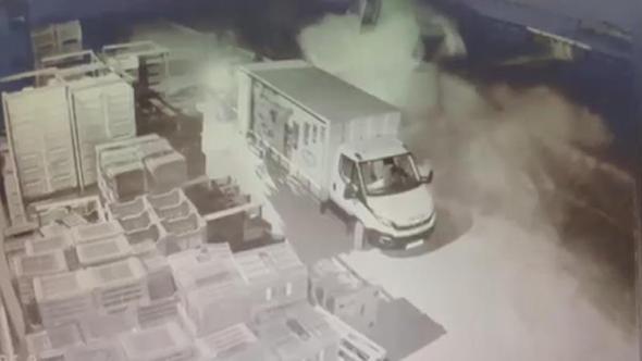 Kamyonetin traktöre ve bir tesisin duvarına çarptığı kaza kamerada: 1 ölü, 3 yaralı