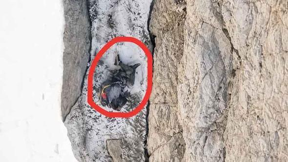 Ölen dağcının, 200 metre sürüklendikten sonra ipte asılı kaldığı bölge dronla görüntülendi