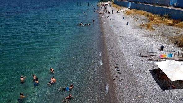 30 dereceyi bulan sıcakta, Türkiye'nin göl kıyısındaki tek mavi bayraklı plajında serinliyorlar