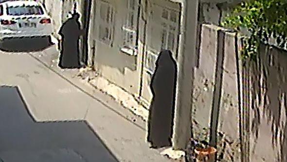 Çarşaf giyip, maymuncukla kapısını açtıkları evden altın ve para çaldılar