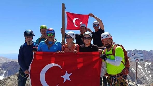 15 Temmuz şehitleri anısına Aladağlar'ın zirvesinde Türk bayrağını dalgalandırdılar